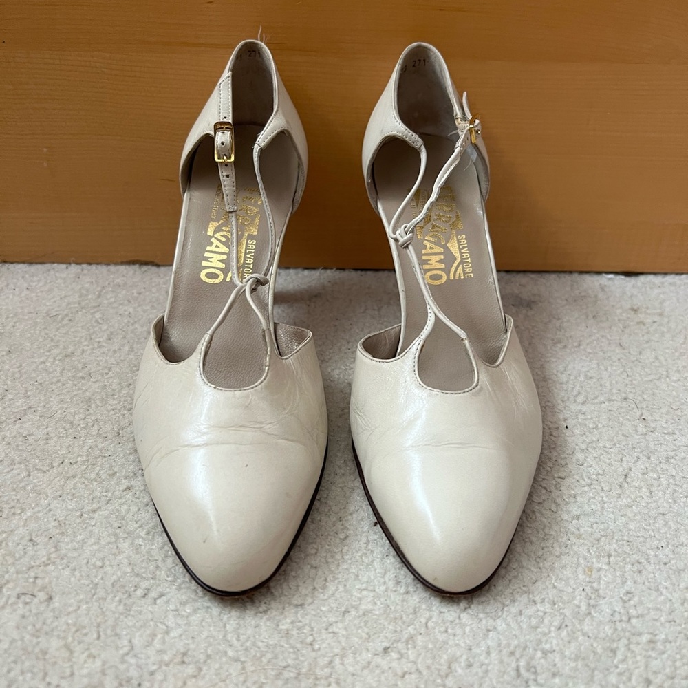Vintage Ferragamo cream heels